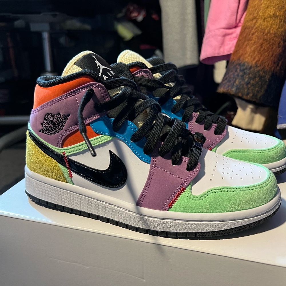 AIR JORDAN MID 1s